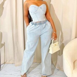2 piece set. Comfortable fit. Size down if you want to be more fitted.